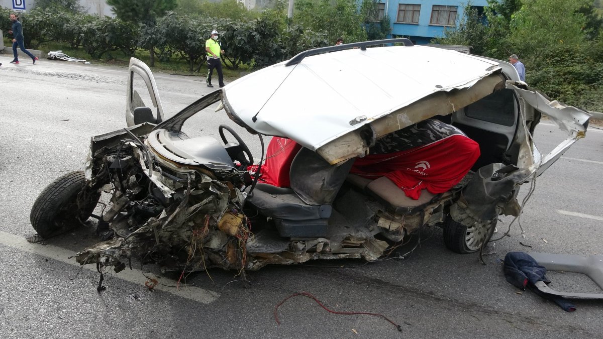 The vehicle that hit the tree in Samsun split in two # 3