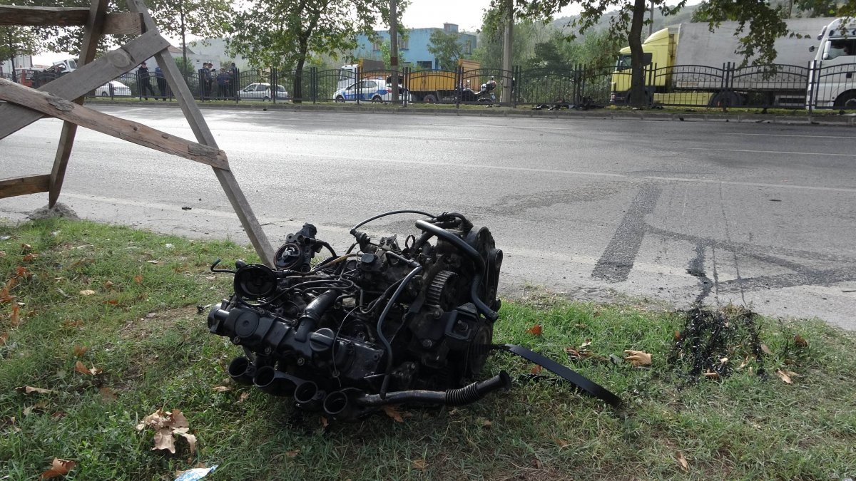 The vehicle that hit the tree in Samsun split into two # 1