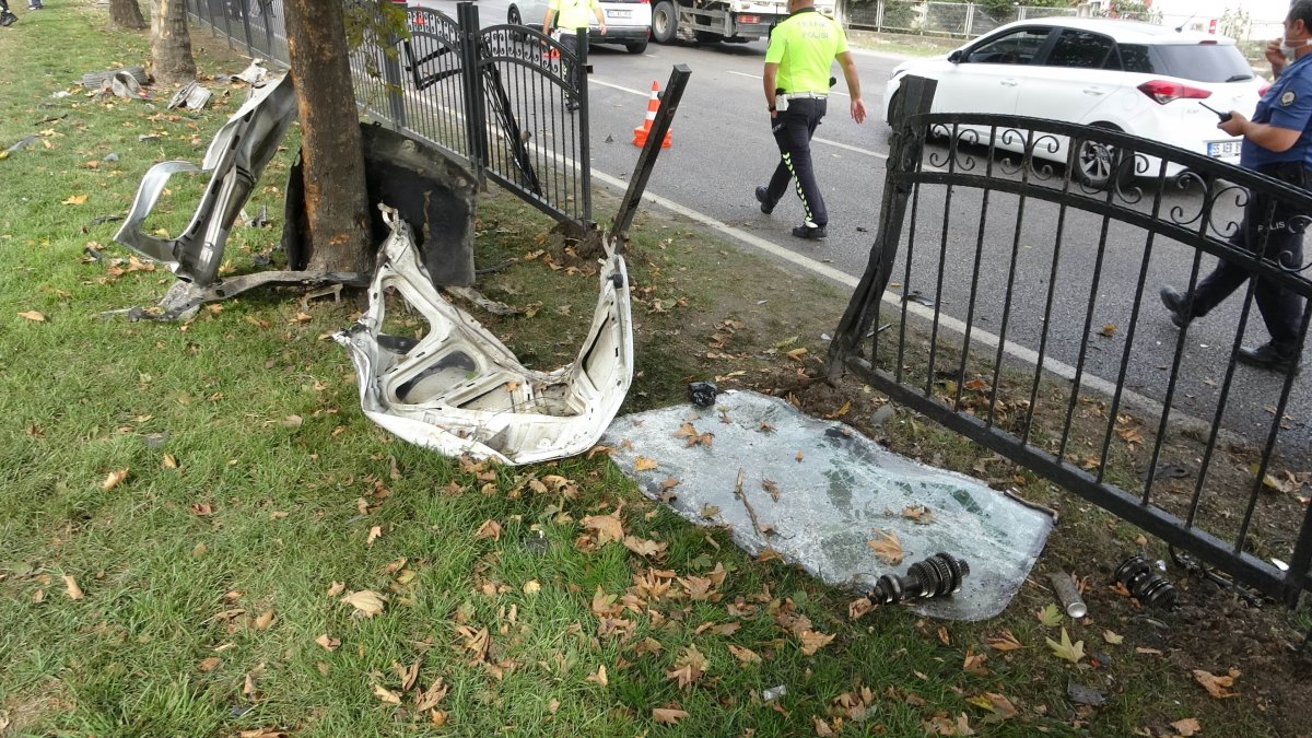 Vehicle that hit the tree in Samsun split into two # 7