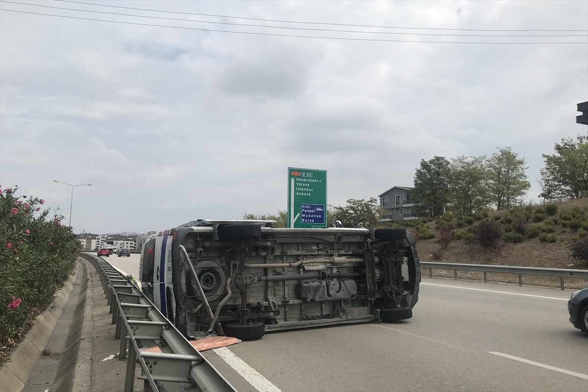 Bursa Da Otomobilin Arkadan Carptigi Ambulans Devrildi