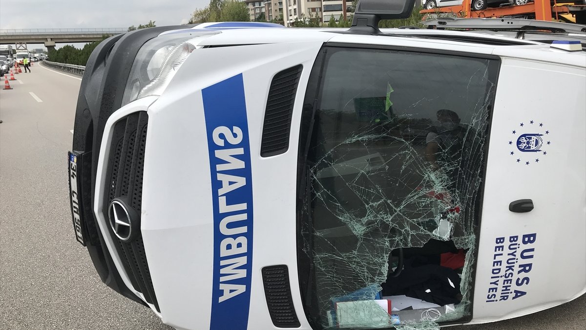 Bursa'da otomobilin arkadan çarptığı ambulans devrildi