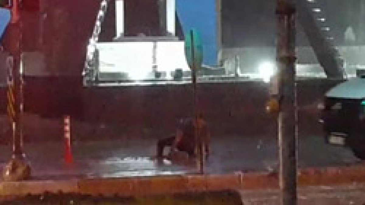 Kocaeli'de bir kişi, yağmurdan kaçarken kanala düştü