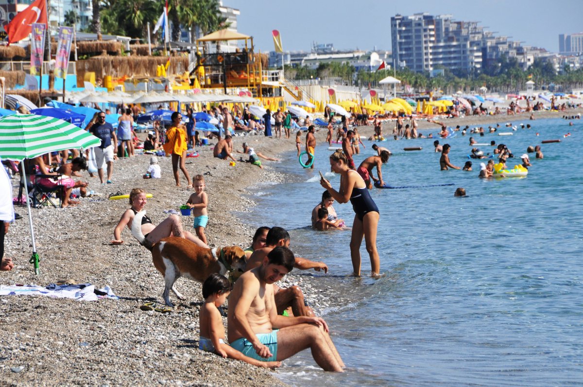 Tatilciler Konyaaltı Plajı na akın etti #1
