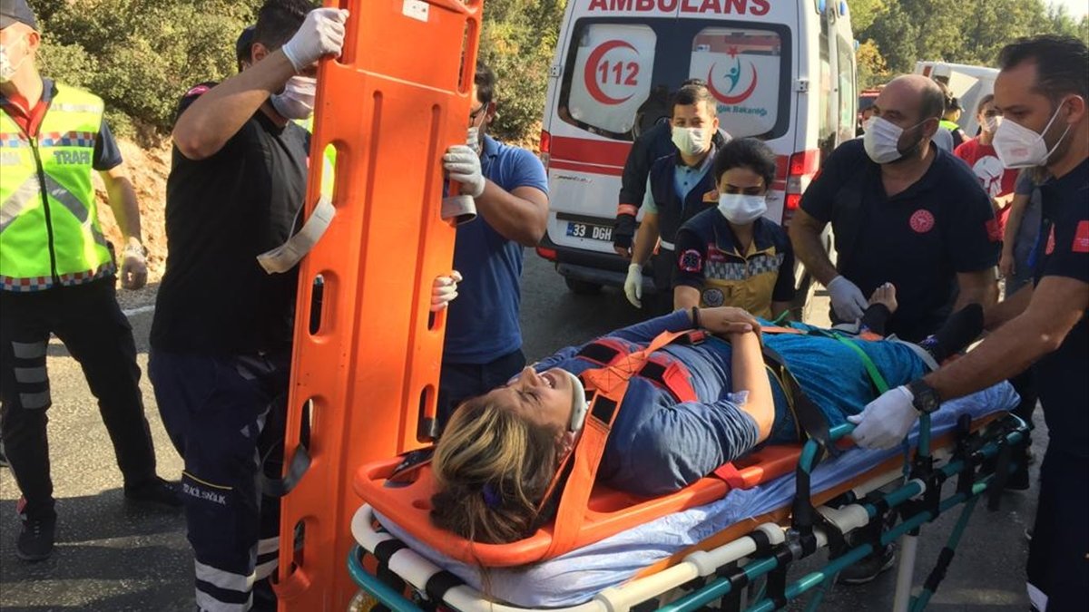 Mersin'de tarım işçilerini taşıyan midibüs devrildi: 1 ölü, 34 yaralı