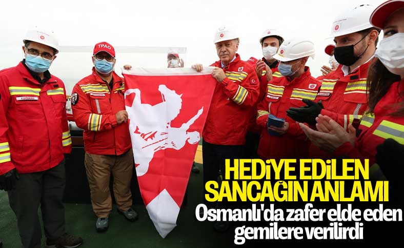 Cumhurbaşkanı Erdoğan'a sancak hediye edildi