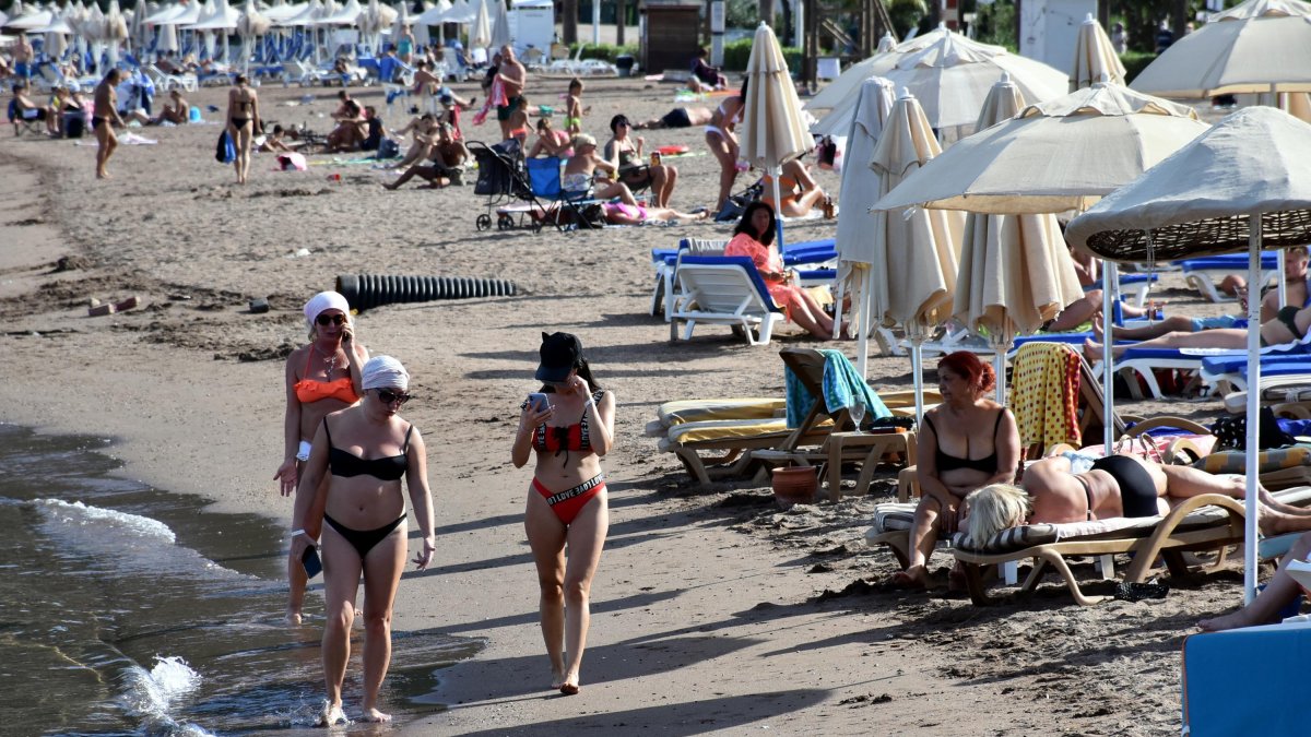 Marmaris’te ekim ayında plajlar tıklım tıklım dolu