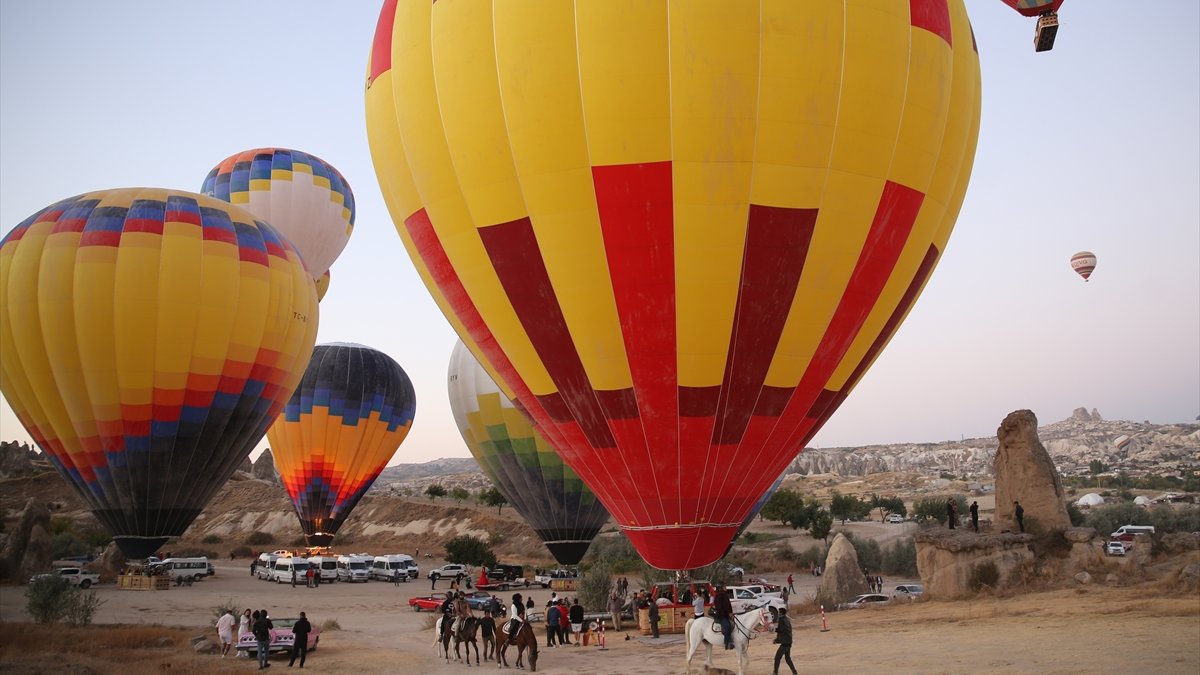 Yerli sıcak hava balonları, turistlere hizmet etmeye başladı