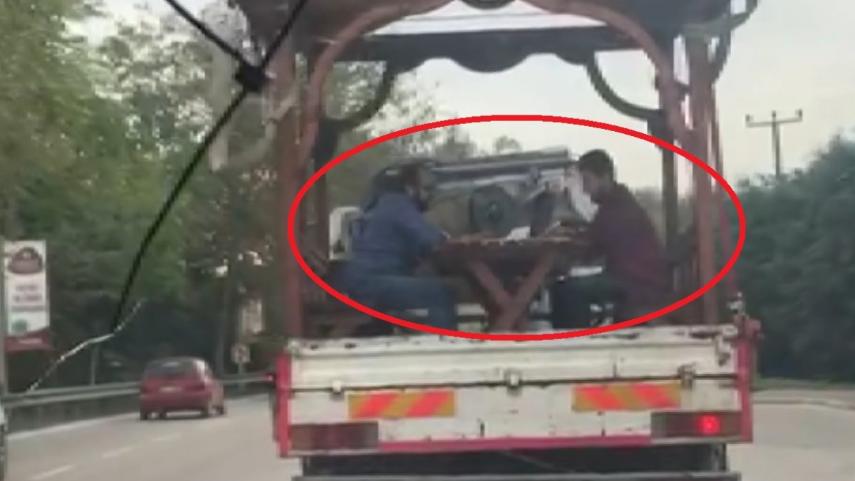 Bursa’da iki kişi seyir halindeki kamyonet kasasında tavla oynadı 