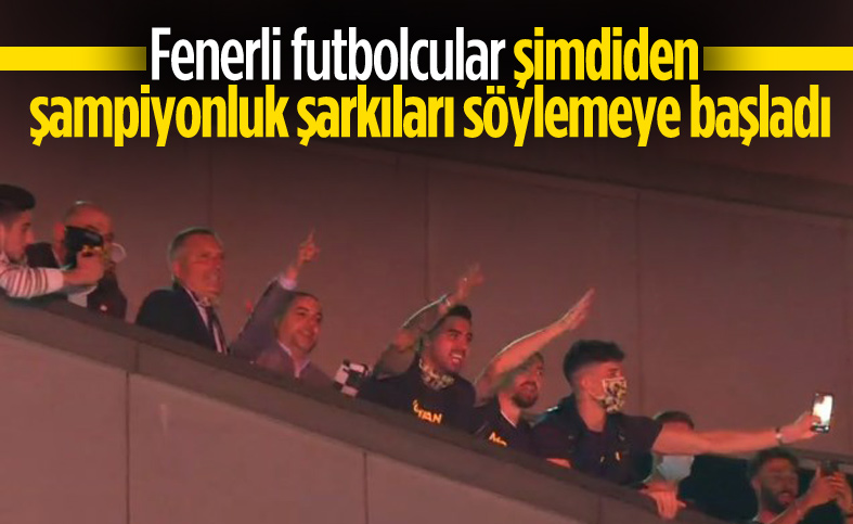 Fenerbahçeli futbolcular taraftarlarla tezahürat yaptı