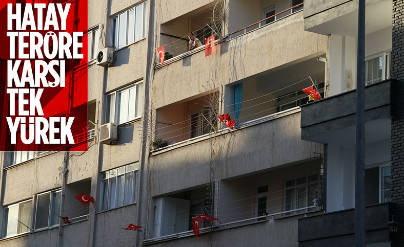 Hatay'da ev ve iş yerlerine Türk bayrağı asıldı