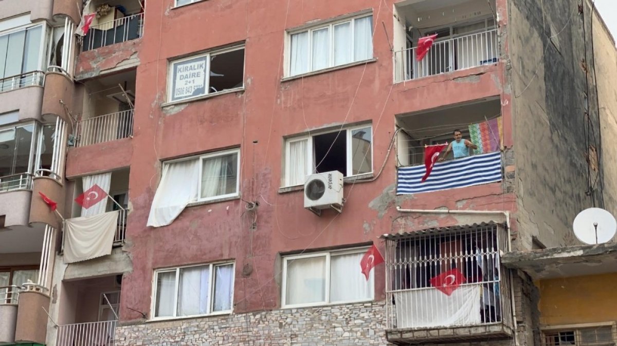 Hatay da ev ve iş yerlerine Türk bayrağı asıldı #1