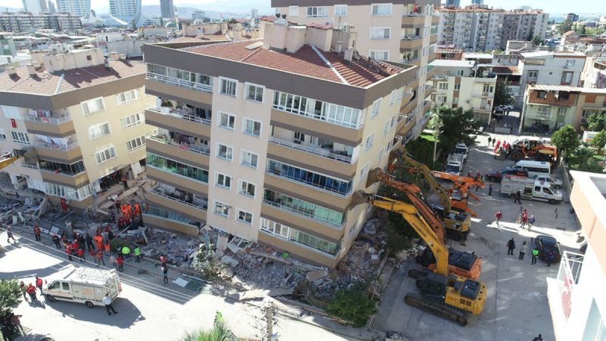 izmir de depreme dayanamayan binalari is makineleri ayakta tutuyor