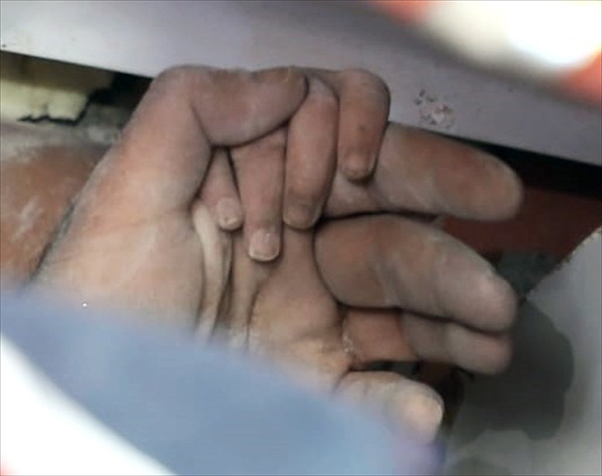 Ayda bebeğin arama kurtarma personelinin elini tuttuğu an #2