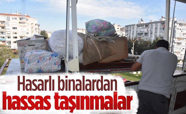 İzmir'deki deprem bölgesindeki vatandaşlar hasarlı binalardan taşınıyor