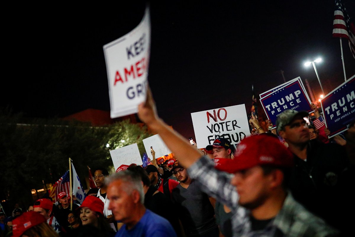 ABD de Trump destekçileri silahlarla seçim merkezi önünde bekledi #6