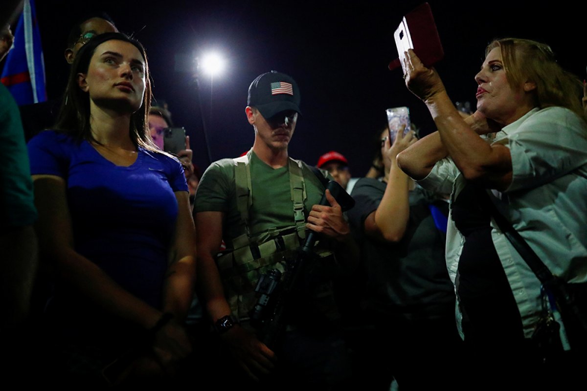 ABD de Trump destekçileri silahlarla seçim merkezi önünde bekledi #5