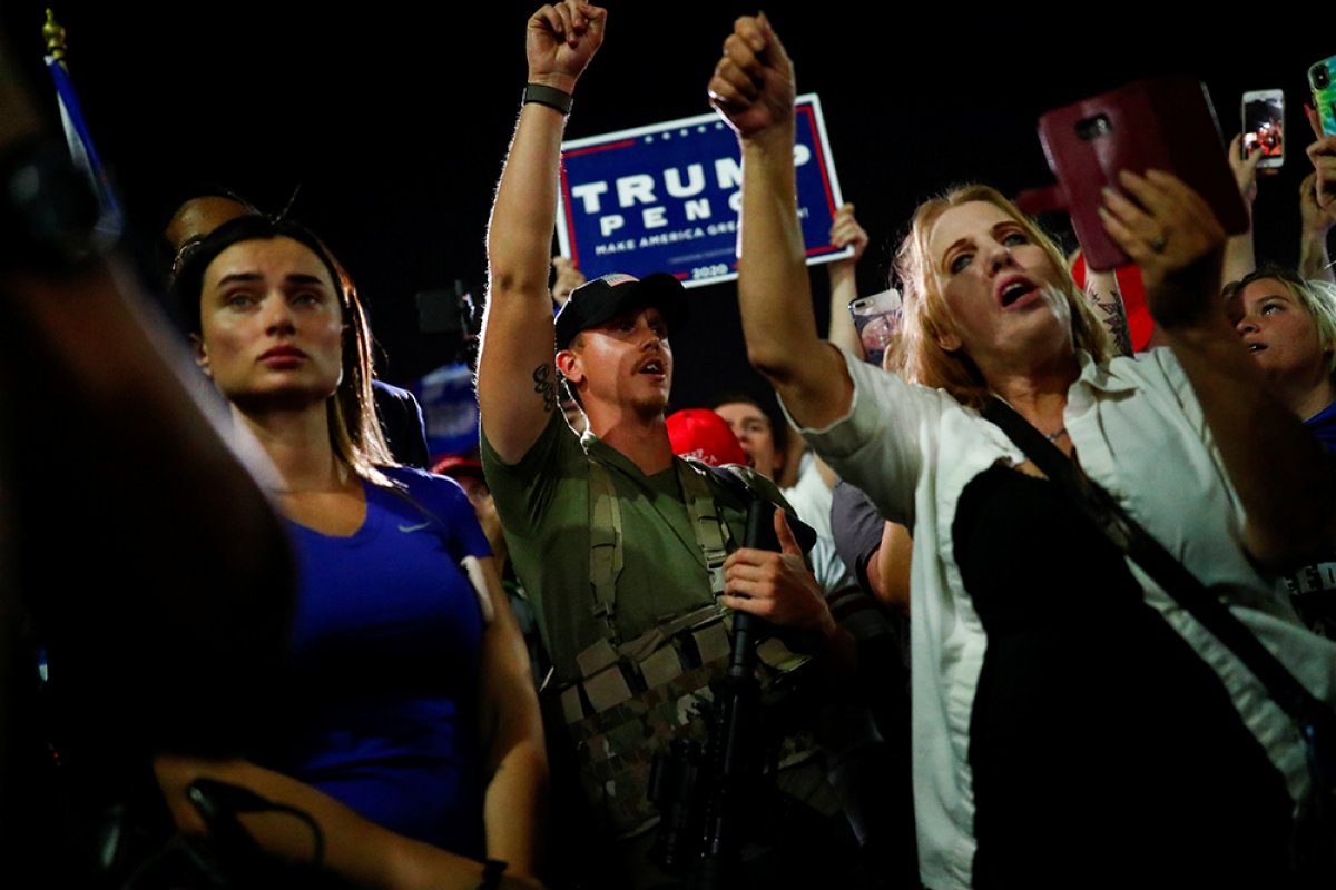ABD de Trump destekçileri silahlarla seçim merkezi önünde bekledi #4