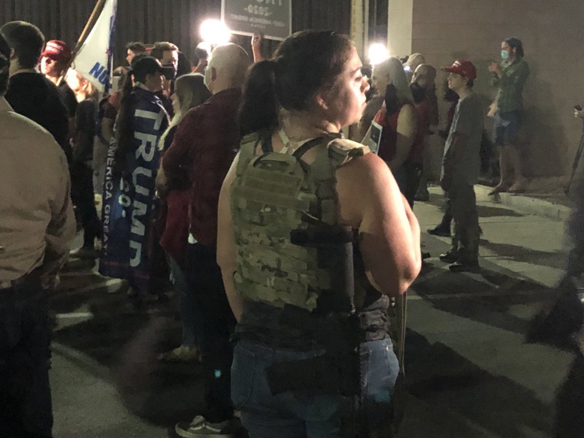 ABD de Trump destekçileri silahlarla seçim merkezi önünde bekledi #1