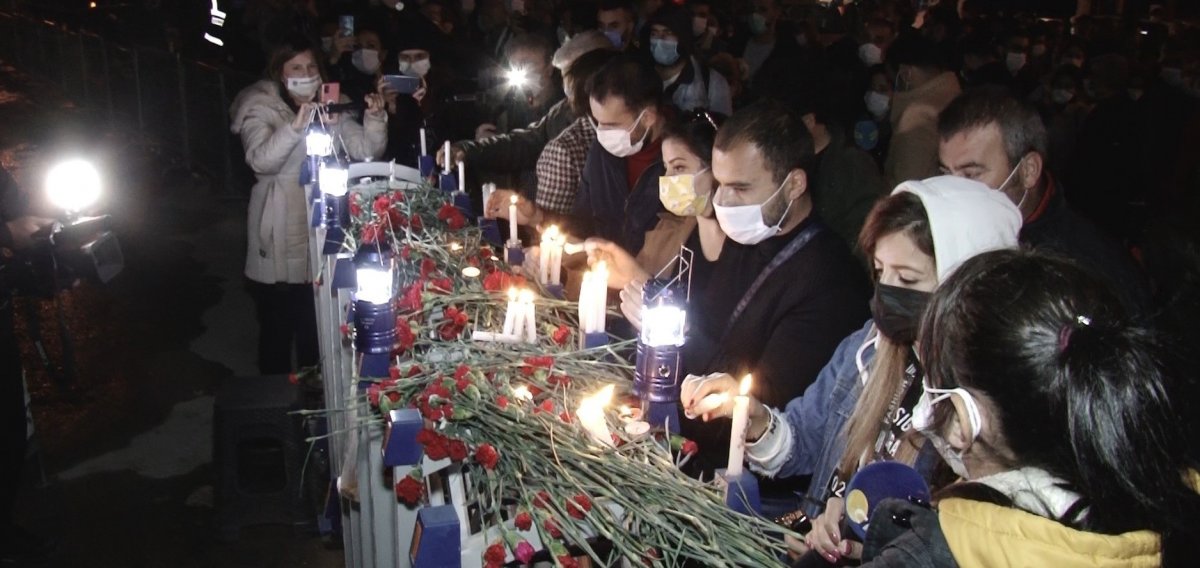 Carnations placed in front of the Rızabey apartment in İzmir # 11