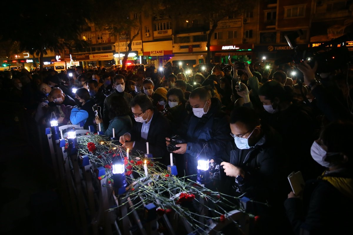 Carnations placed in front of the Rızabey apartment in İzmir # 7