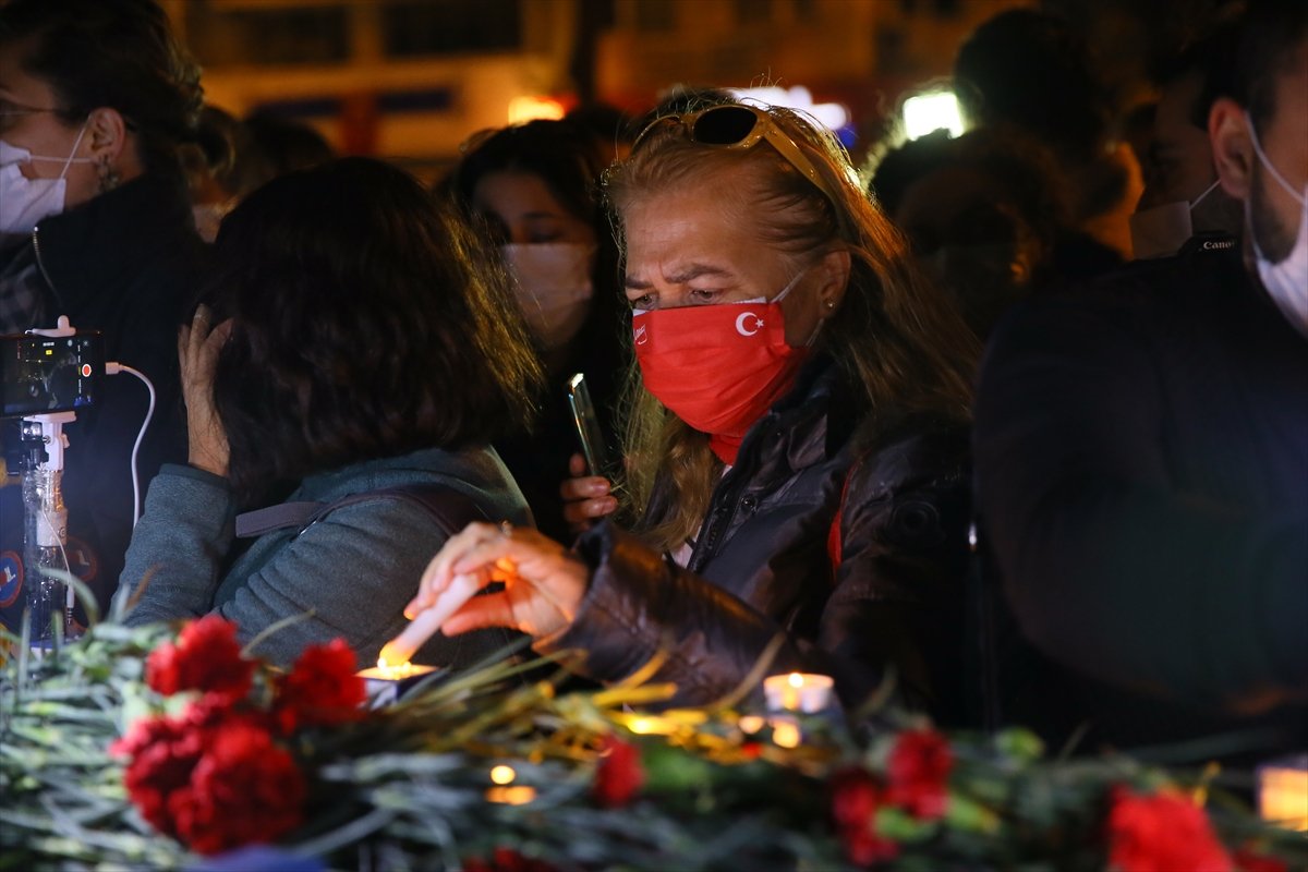 Carnations placed in front of the Rızabey apartment in İzmir # 5