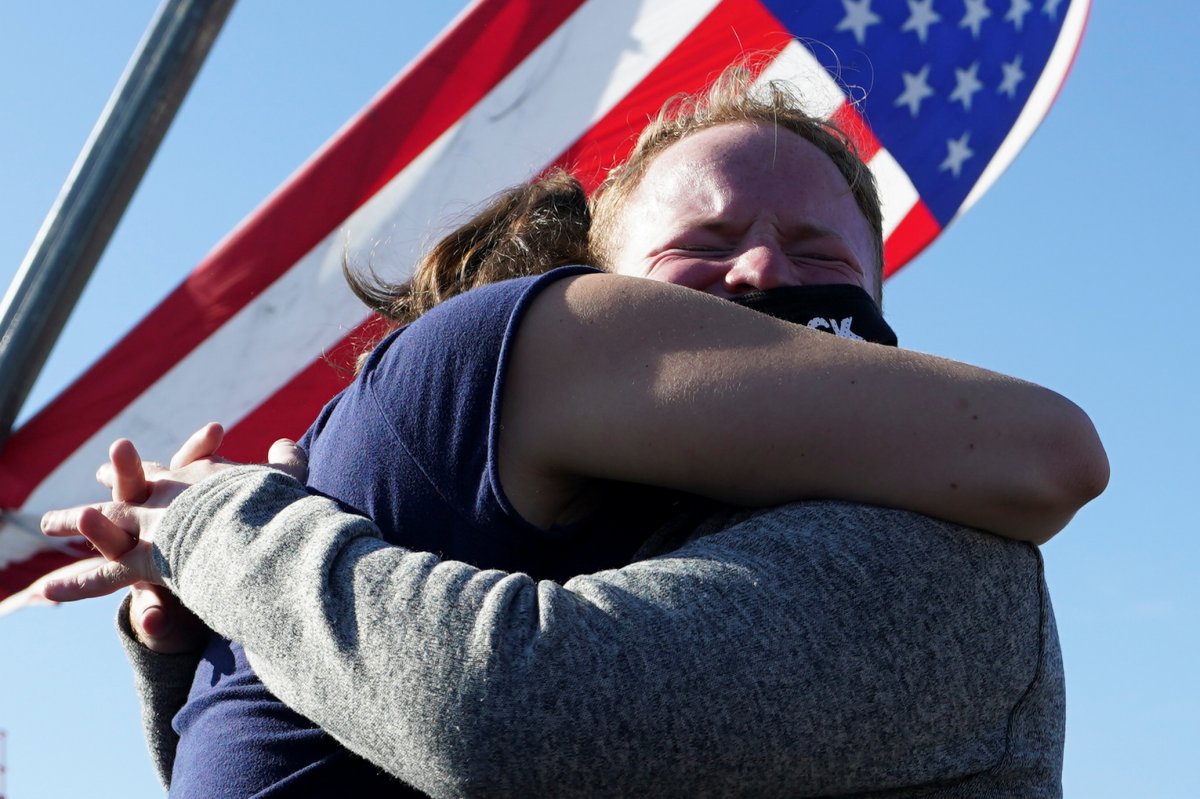 Американец реагирует. Reuters / Kevin Lamarque.