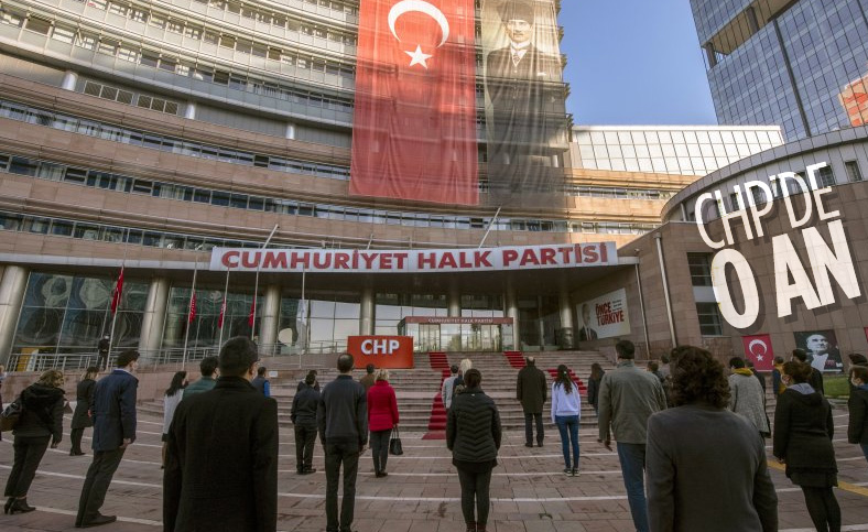 CHP Genel Merkezi'nde Atatürk için saygı duruşu
