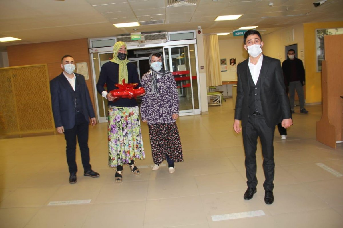 In Bursa, the groom wore women's clothing and distributed baklava # 3.