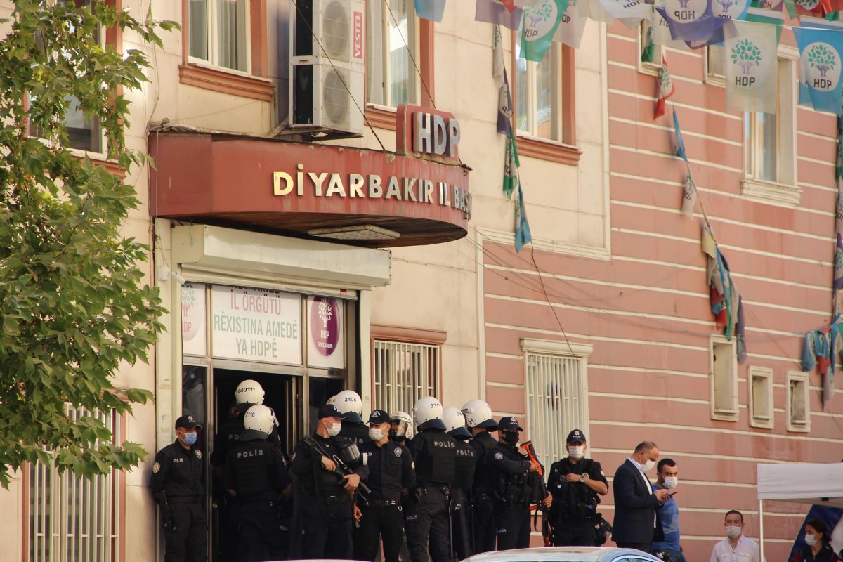 Diyarbakır da HDP binasında bulunan ajandadan teröristlerin bilgileri çıktı #1