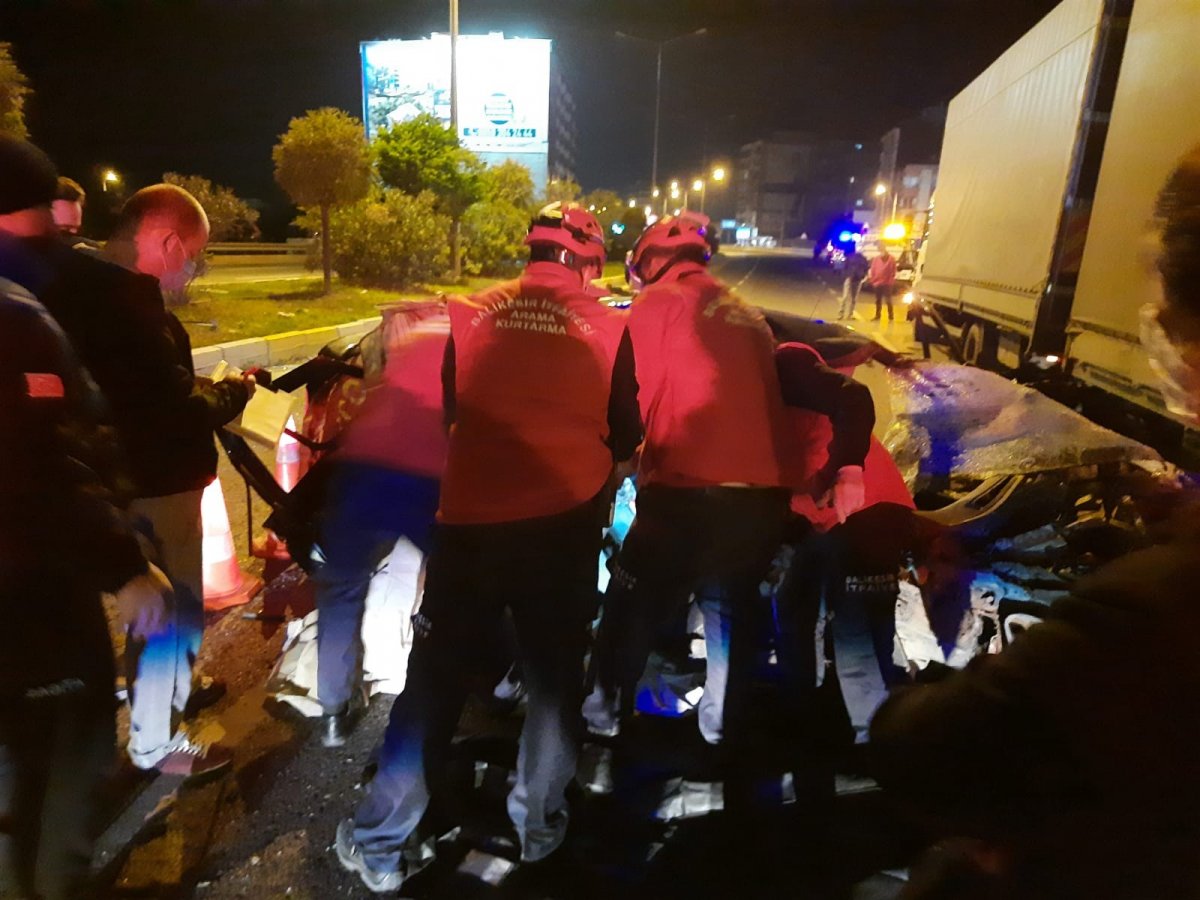 The driver who parked the truck on the road in Balıkesir caused accident # 1