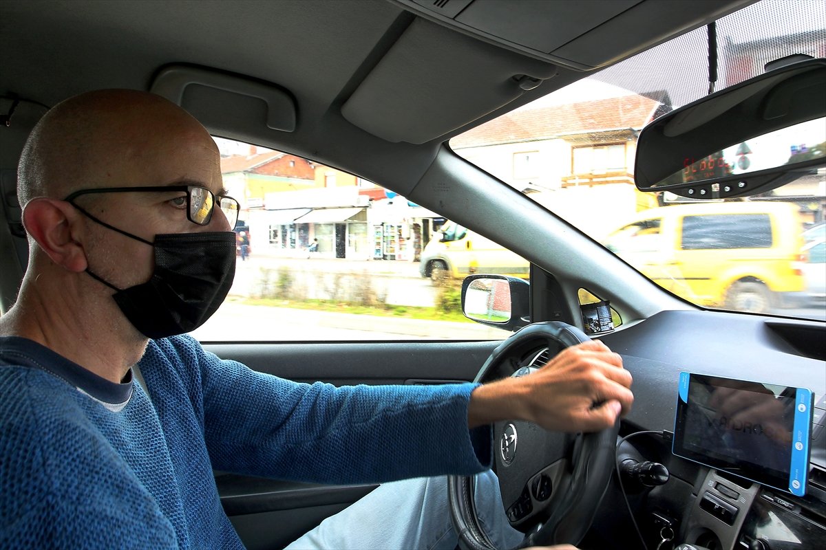 Sırbistan'da altı dil konuşan turizm operatörü 5 numaralı salgın nedeniyle taksi şoförü oldu