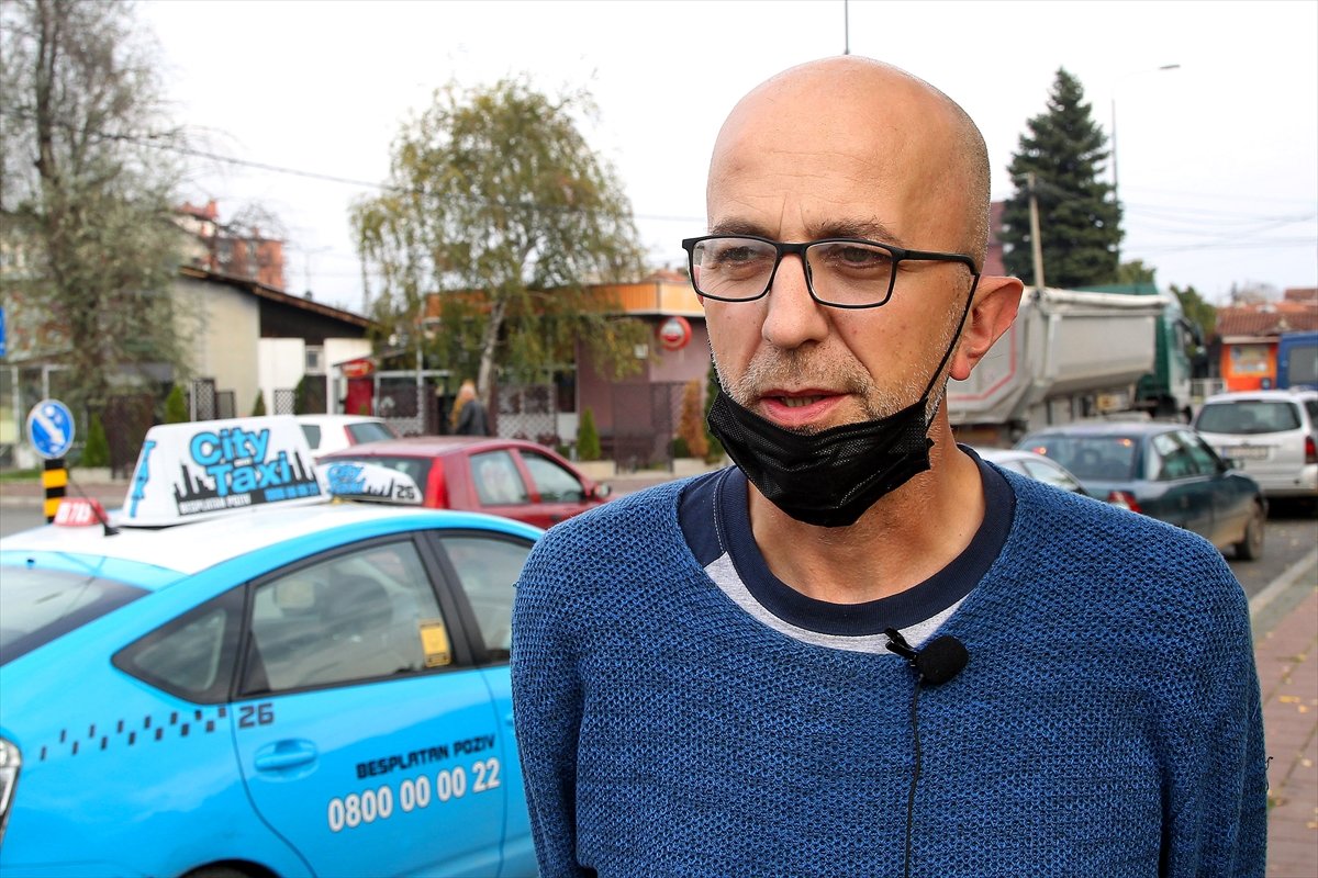 Sırbistan'da altı dil konuşan turizm operatörü 6 numaralı salgın nedeniyle taksi şoförü oldu