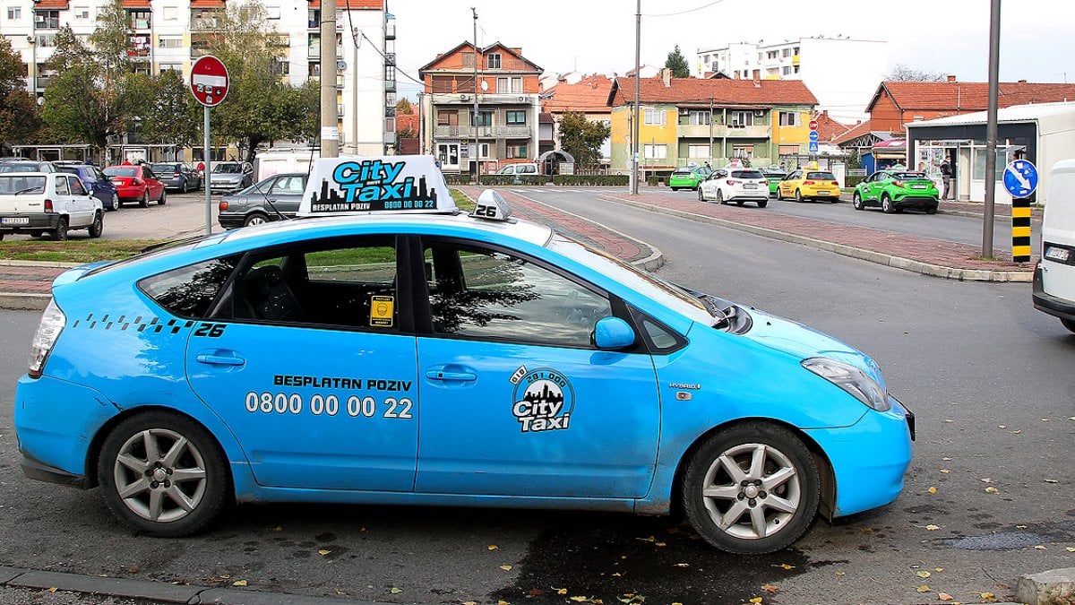Sırbistan'da altı dil konuşan turizm operatörü 2 numaralı salgın nedeniyle taksi şoförü oldu