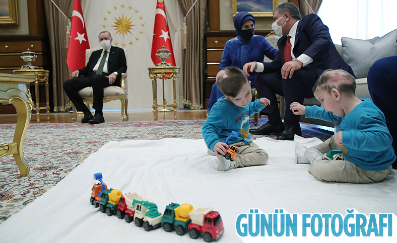 Cumhurbaşkanı Erdoğan, siyam ikizleri Derman ve Yiğit'i Külliye'de ağırladı