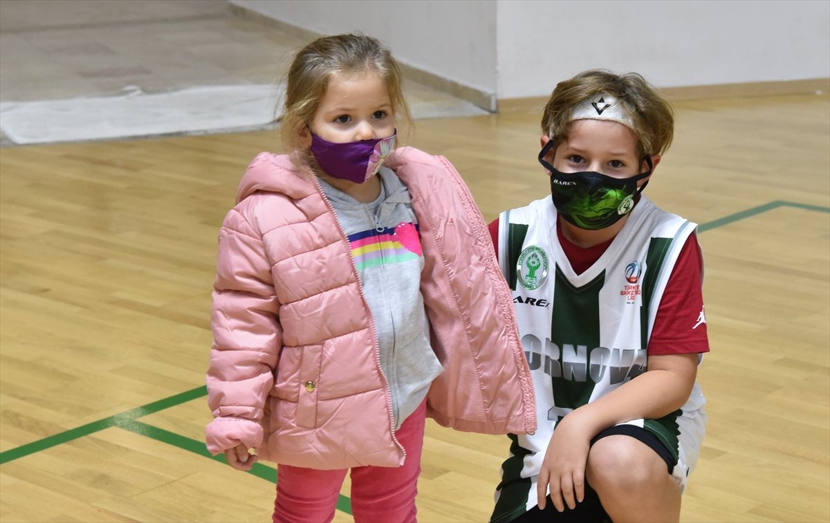 The miraculous children of the earthquake, Ayda and Atakan, in Bornova Belediyespor training # 4