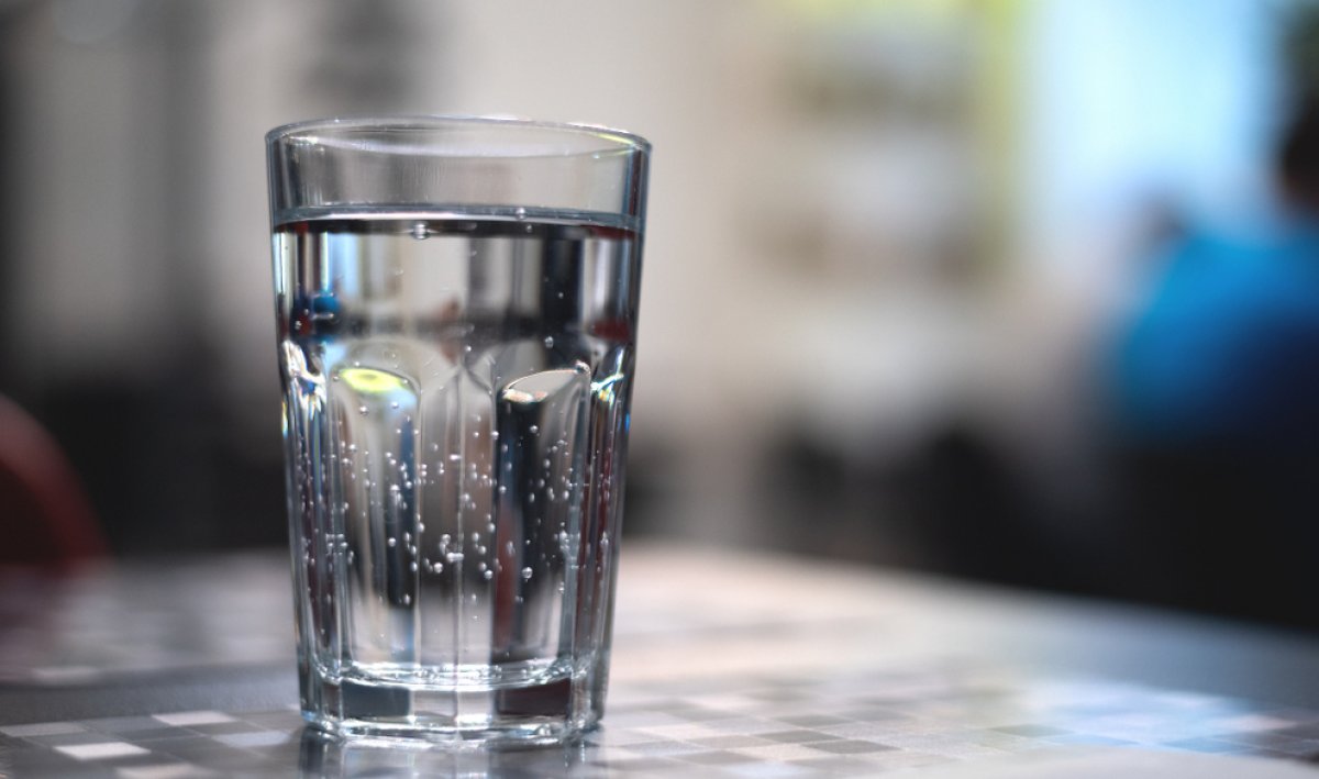 Граненый стакан с водой