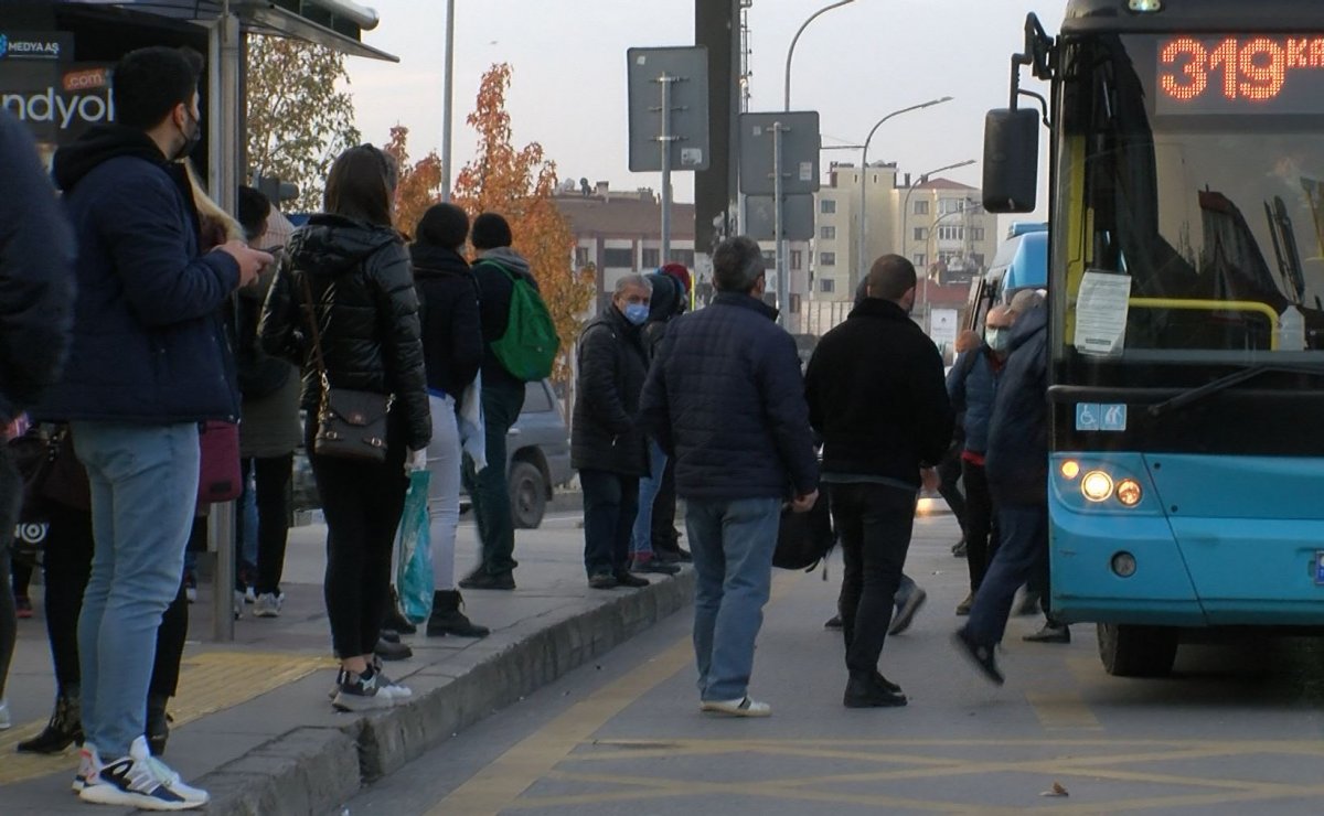 Density at the Altunizade metrobus stop: they are crowded # 1