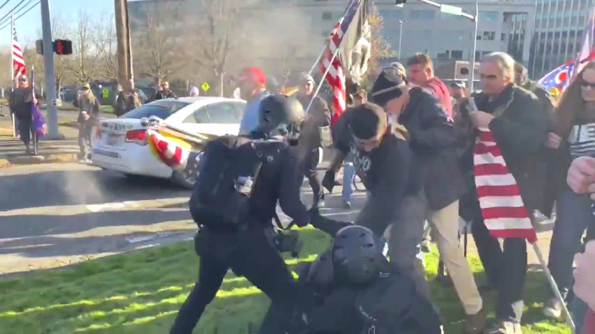 Donald Trump’ın destekçileri ile Antifa örgütü üyeleri birbirine girdi 1 trump 309