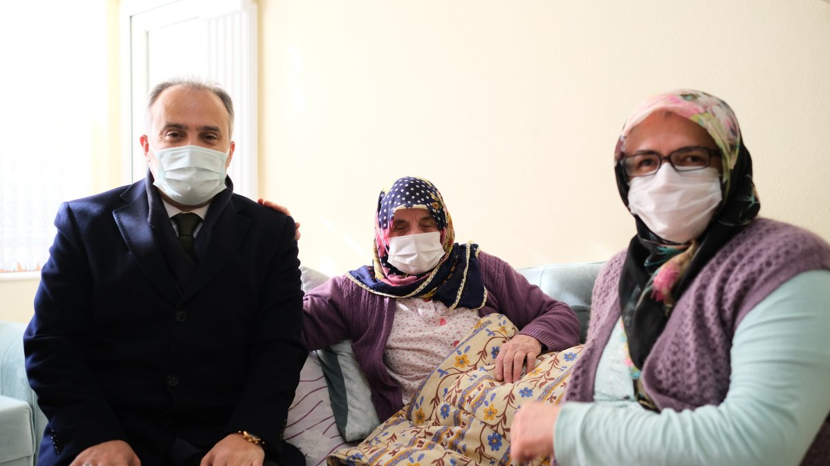 Bursa Büyükşehir Belediyesi, evde bakım hizmetiyle yaraları sarıyor