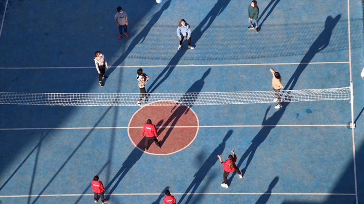 Siirt te lastiklerden yaptıkları sahada voleybol oynayan çocuklar için tesis yapıldı #1