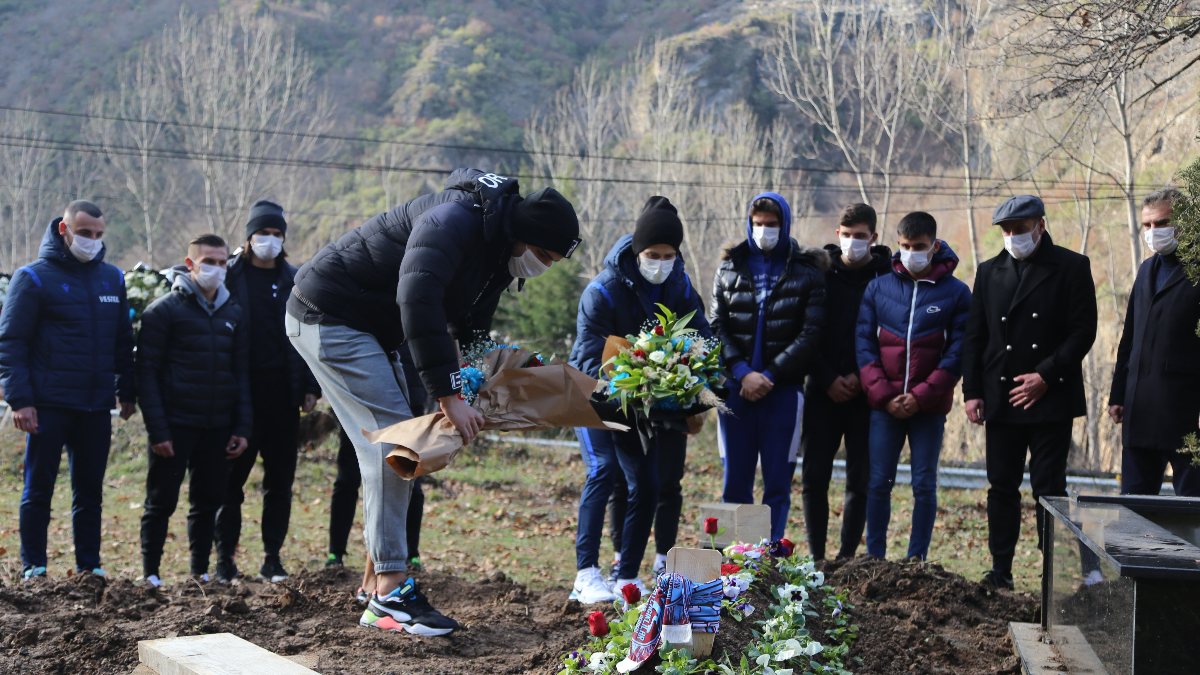 Trabzonsporlu futbolcular Özkan Sümer'in mezarını ziyaret etti