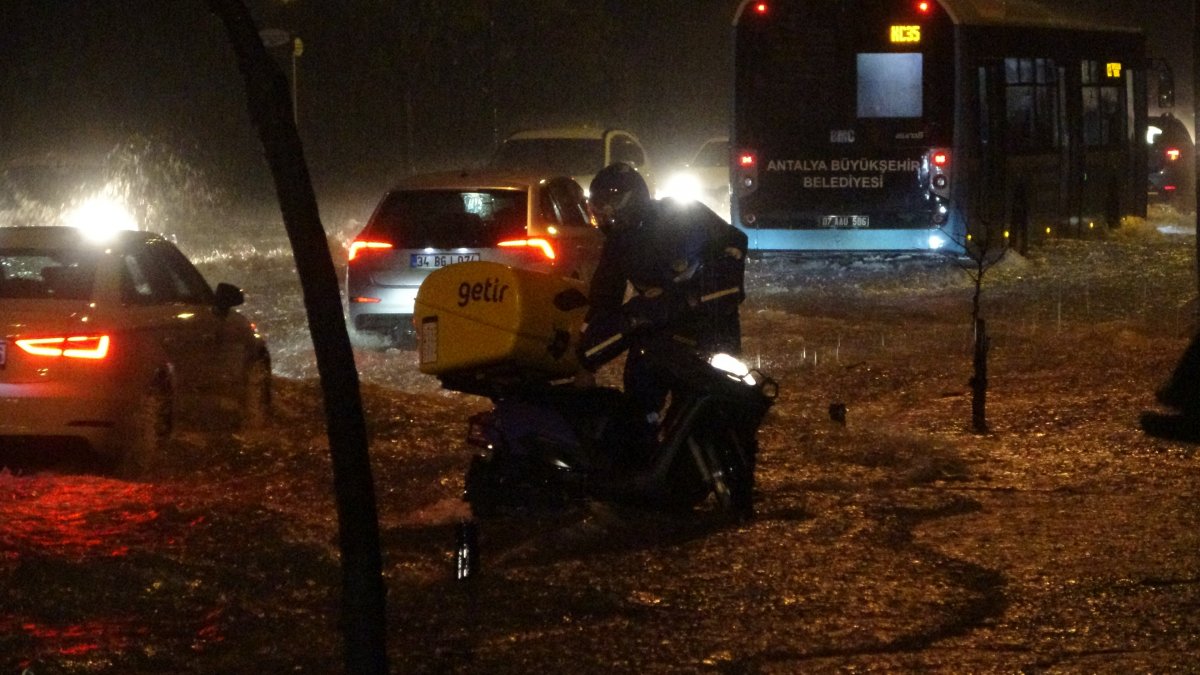 Torrential rains in Antalya turned roads into lake # 2