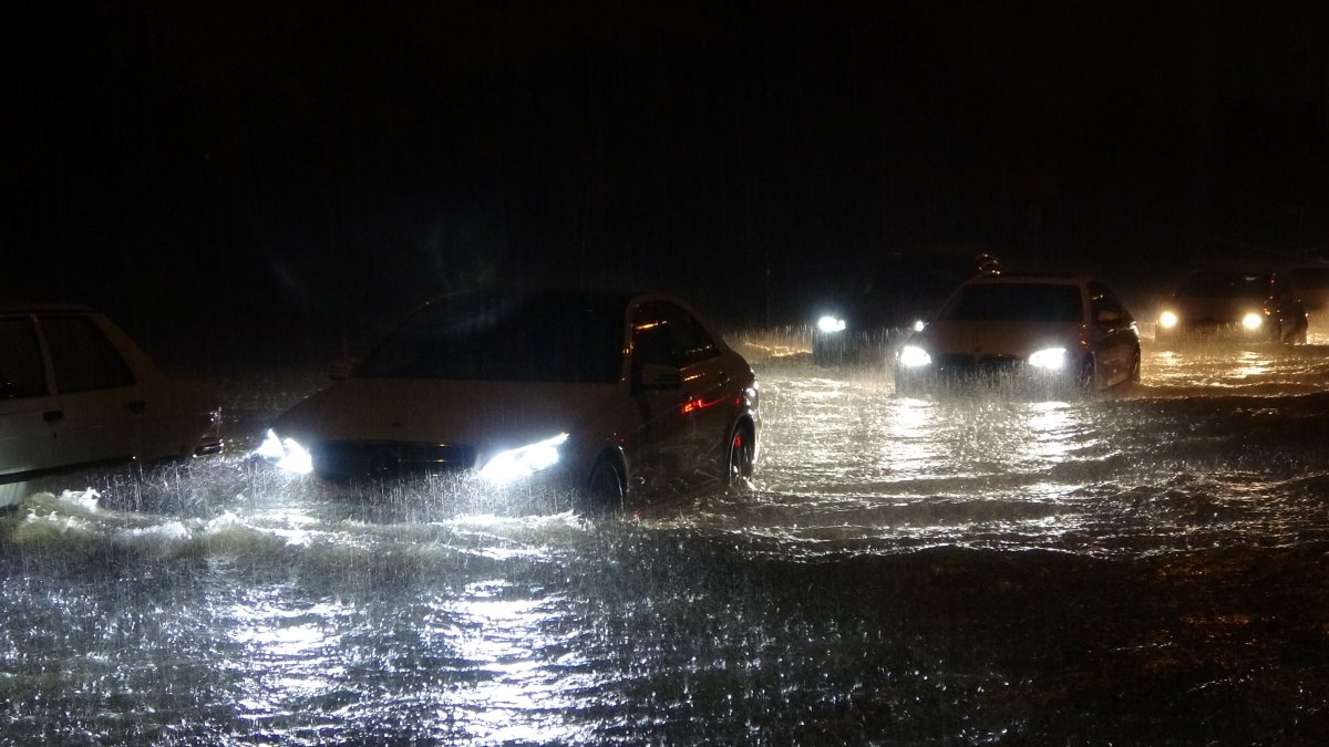 Torrential rains in Antalya turned roads into lake # 3