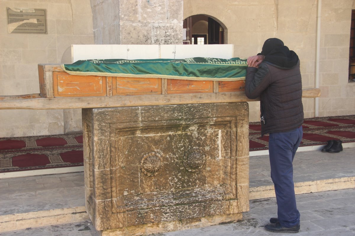 His mother passed away in Şanlıurfa, whom he carried on his back for 22 years # 3