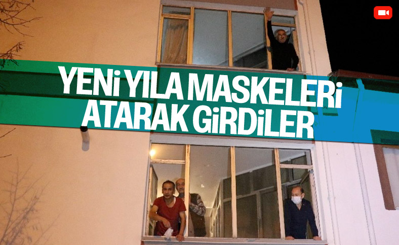 Bolu'da apartman sakinleri, yeni yıla maskelerini pencerelerden atarak girdi