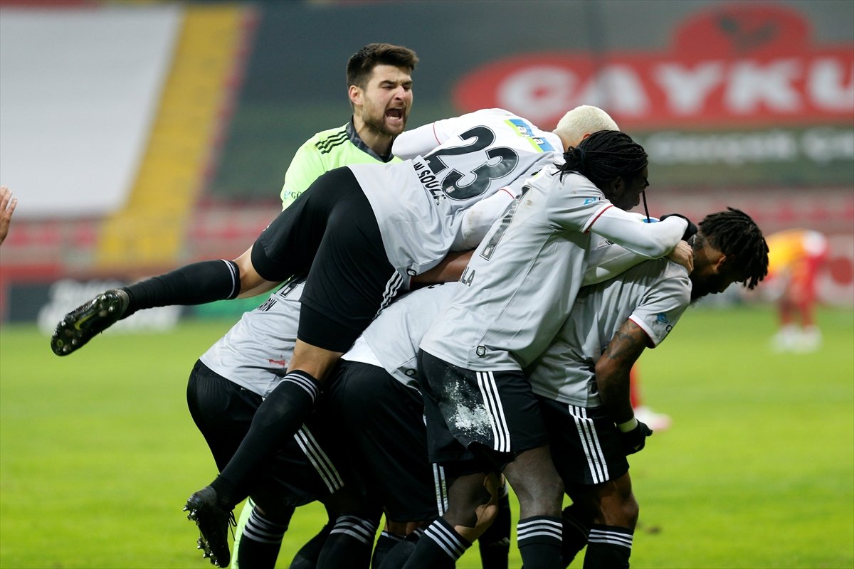 Beşiktaş Kayserispor u 2 golle yenerek lider oldu #1