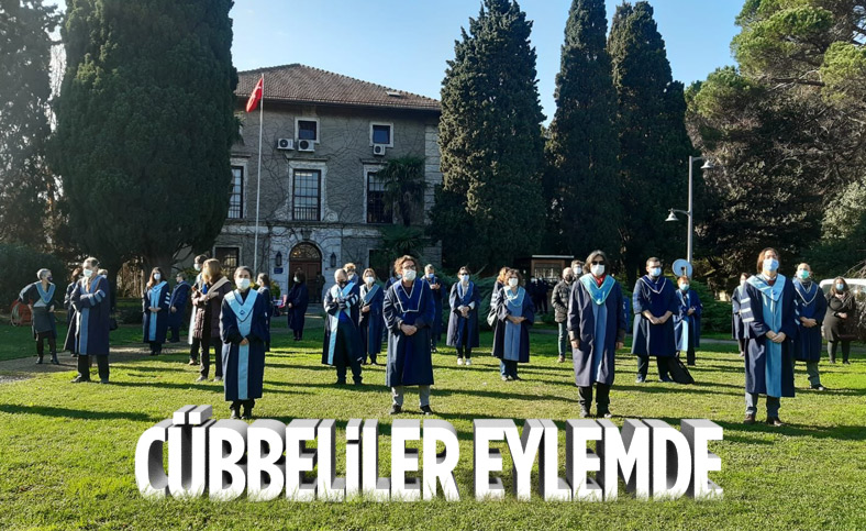Boğaziçi Üniversitesi'nde akademisyenler, devir-teslim törenini protesto etti