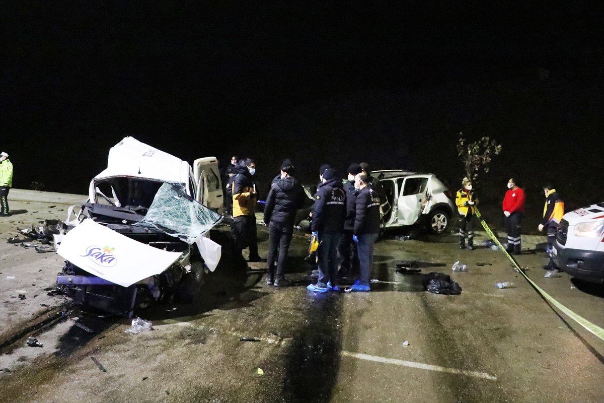 Elazığ'da otomobil ve hafif ticari araç çarpıştı: 4 ölü, 2 yaralı # 4