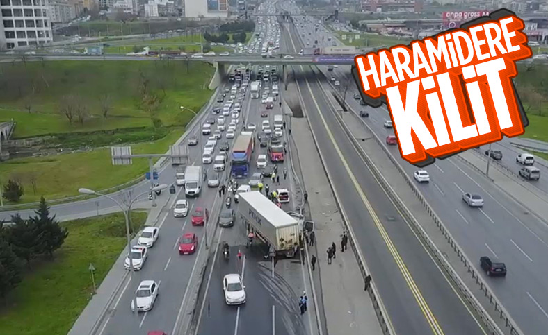 E-5'te tır, metrobüs bariyerine çarptı