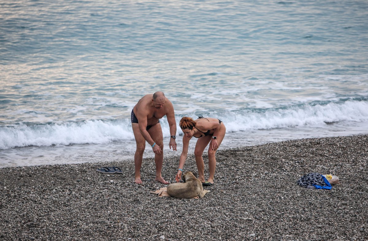 Antalya da kısıtlamadan muaf turistler denize girdi #2